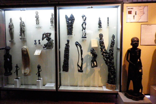 Exposición de objetos subsaharianos en el Museo Africano Mundo Negro